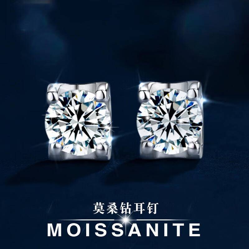 周六福S925银镶莫桑钻牛头款耳钉